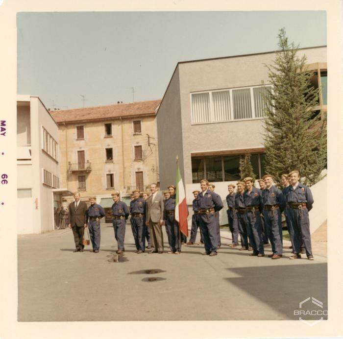 Fulvio Bracco con la squadra antincendio Bracco, fotografia di gruppo, maggio 1966