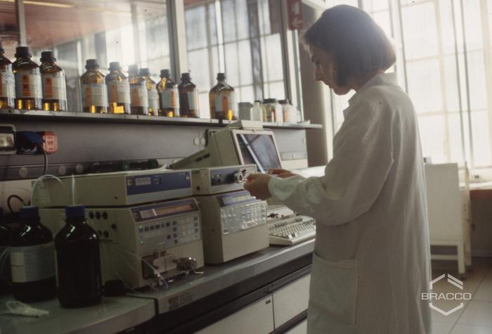 Ricercatrice al lavoro presso i laboratori di chimica biologica, Diana de Silva cosmétiques, anni '90