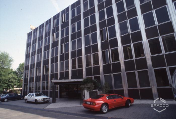 [Diana de Silva cosmétiques, esterni palazzo, anni '90