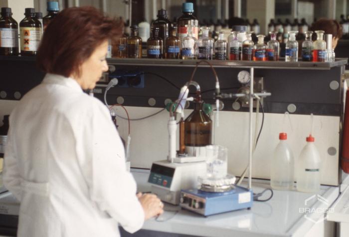 Ricercatrice al lavoro presso i laboratori di chimica biologica, Diana de Silva cosmétiques, anni '90