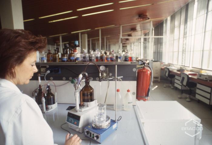 Ricercatrice al lavoro presso i laboratori di chimica biologica, Diana de Silva cosmétiques, anni '90