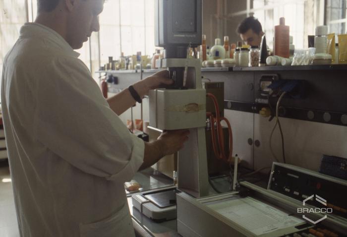Ricercatore al lavoro presso i laboratori di chimica biologica, Diana de Silva cosmétiques, anni '90