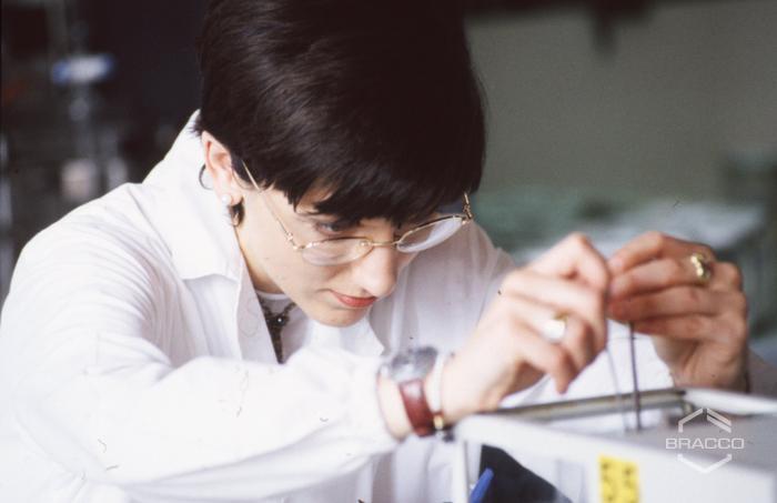 Ricercatrice al lavoro presso i laboratori di chimica biologica, Diana de Silva cosmétiques, anni '90