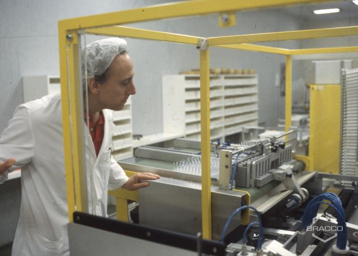 Sintetica SA di Mendrisio, reparto controllo fiale e confezionamento, anni '90