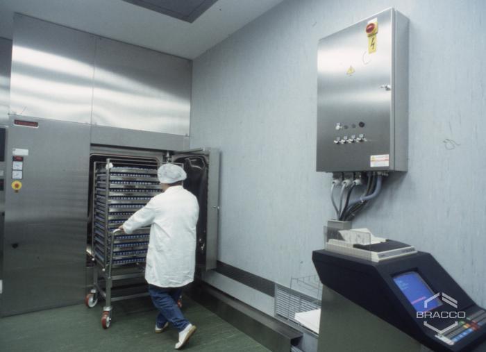 Sintetica SA di Mendrisio, reparto di sterilizzazione, anni '90