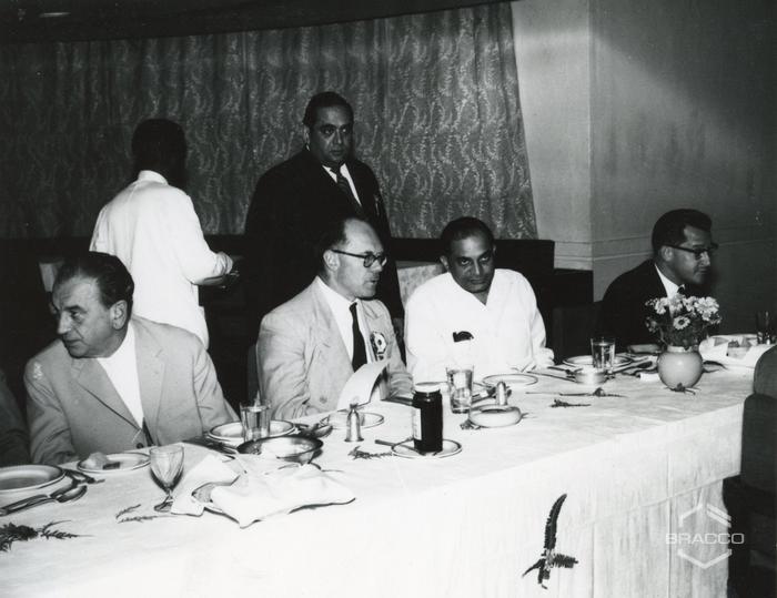 Pranzo al Ritze Hotel Hyderabad. Da sinistra a destra: Mr. Leclerc, Mr. Smith, Mr. M R. AppaRao (Ministro del proibizionismo) e Mr. R.G. Trewick, 25 gennaio 1964