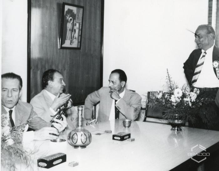 Il dr. Fulvio Bracco durante la conferenza stampa con i principali quotidiani politici ed economici indiani, 25 gennaio 1964