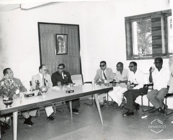 Il dr. Fulvio Bracco con il prof. Felder durante la conferenza stampa con i principali quotidiani politici ed economici indiani, 25 gennaio 1964