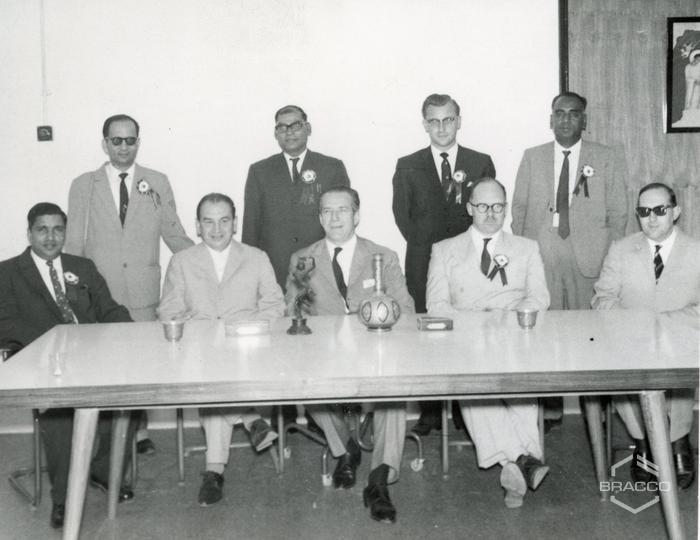 Il dr. Fulvio Bracco con il prof. Felder durante la conferenza stampa con i principali quotidiani politici ed economici indiani, 25 gennaio 1964