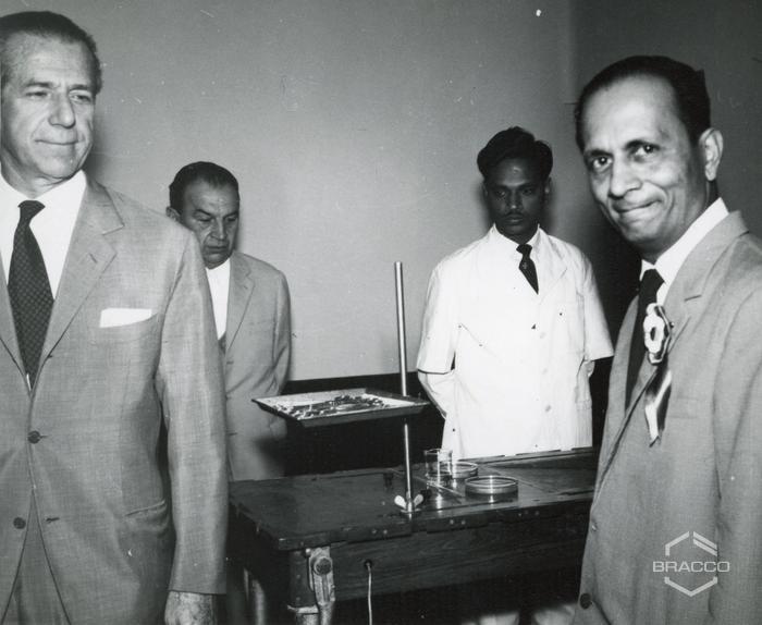 Visita allo stabilimento della Biological Products LTD, laboratorio analitico, 25 gennaio 1964