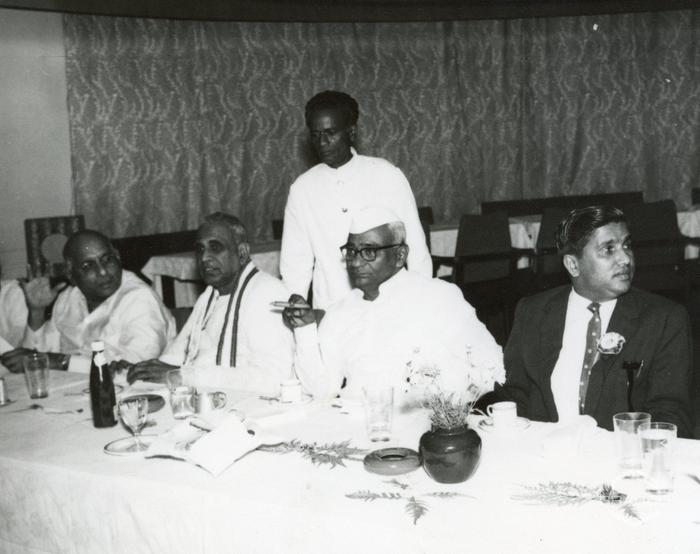 Pranzo al Ritze Hotel Hyderabad. Da sinistra a destra: Mr. Sivaram Pradesh, Mr. G. Brahmayya, Mr. Brahananda Reddi e Dr. D.V.K Raju, 25 gennaio 1964
