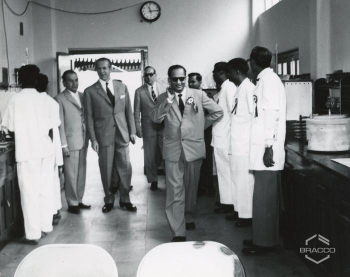 Visita allo stabilimento della Biological Products LTD, laboratorio analitico, 25 gennaio 1964