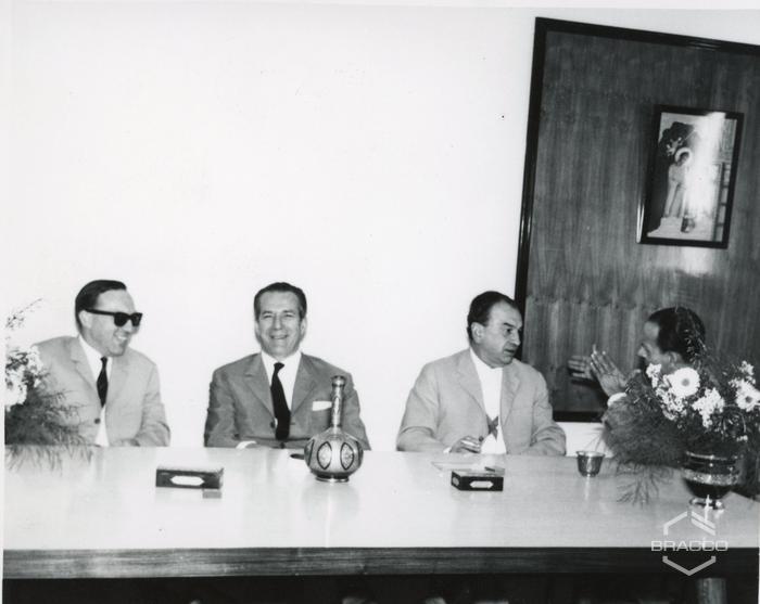 Il dr. Fulvio Bracco con il prof. Felder durante la conferenza stampa con i principali quotidiani politici ed economici indiani, 25 gennaio 1964