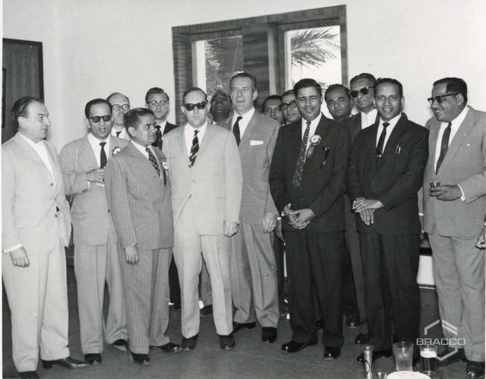 Il dr. Fulvio Bracco con il prof. Felder durante la conferenza stampa con i principali quotidiani politici ed economici indiani, 25 gennaio 1964