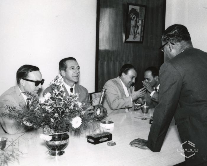 Il dr. Fulvio Bracco con il prof. Felder durante la conferenza stampa con i principali quotidiani politici ed economici indiani, 25 gennaio 1964