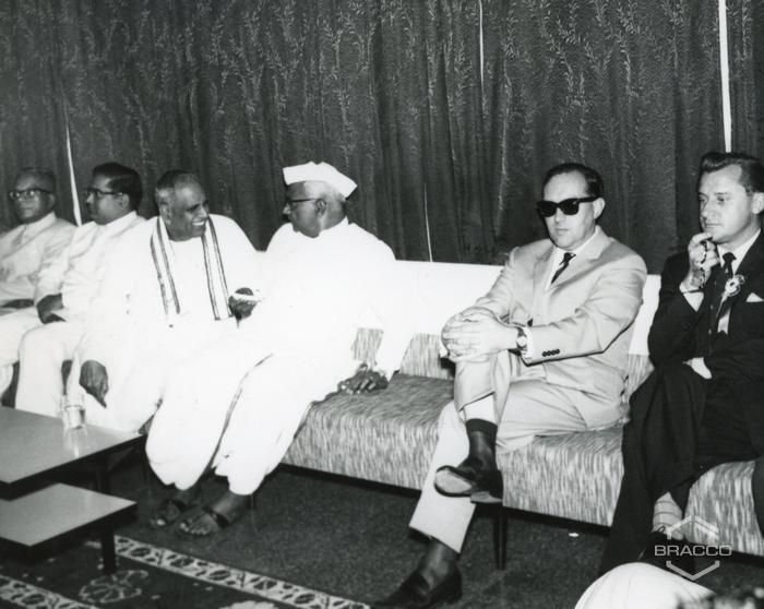 Il Dr. Felder con alcuni rappresentanti della Biological Products LTD, 25 gennaio 1964
