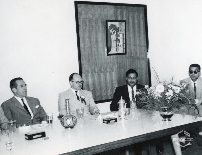 Il dr. Fulvio Bracco con il prof. Felder durante la conferenza stampa con i principali quotidiani politici ed economici indiani, 25 gennaio 1964