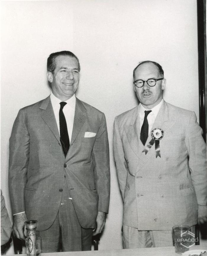 Il dr. Fulvio Bracco con il prof. Felder durante la conferenza stampa con i principali quotidiani politici ed economici indiani, 25 gennaio 1964