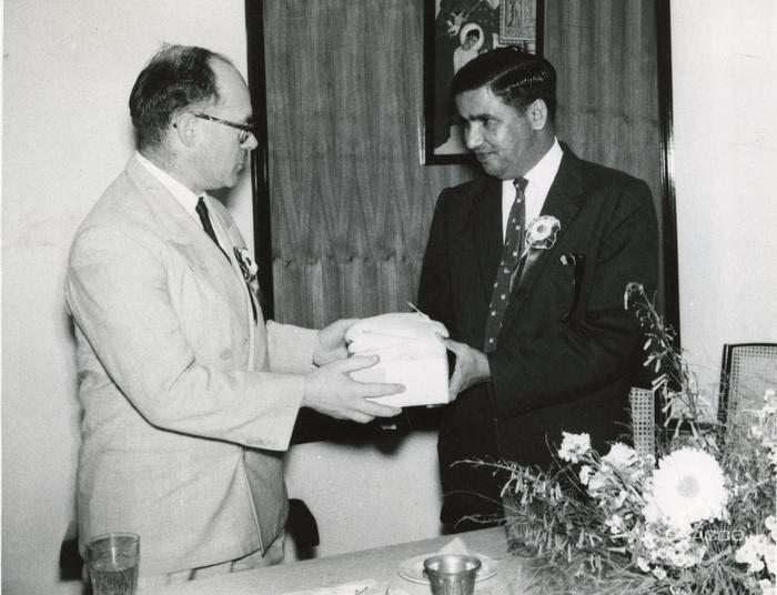 Presentazione di Mr. Smith al Dr. D.V.K. Rajun, 25 gennaio 1964