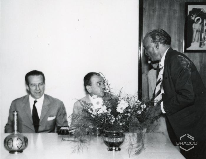 Il dr. Fulvio Bracco con il prof. Felder durante la conferenza stampa con i principali quotidiani politici ed economici indiani, 25 gennaio 1964
