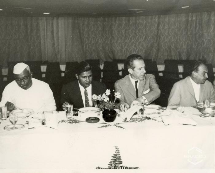 Pranzo al Ritze Hotel Hyderabad. Da sinistra a destra: Sig. K. Brahmananda Reddy (ministro delle finanze), Andhra Pradesh, Dr. D. V. Raju, Dr. Bracco e Sig. Leclerfc, 25 gennaio 1964