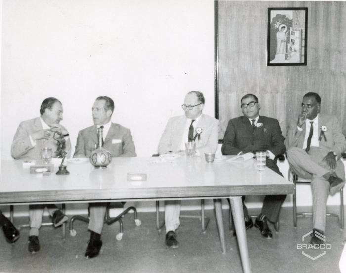Il dr. Fulvio Bracco con il prof. Felder durante la conferenza stampa con i principali quotidiani politici ed economici indiani, 25 gennaio 1964