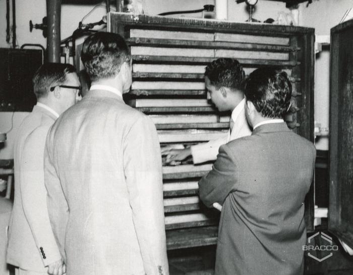 Visita allo stabilimento della Biological Products LTD, divisione glandulare, 25 gennaio 1964