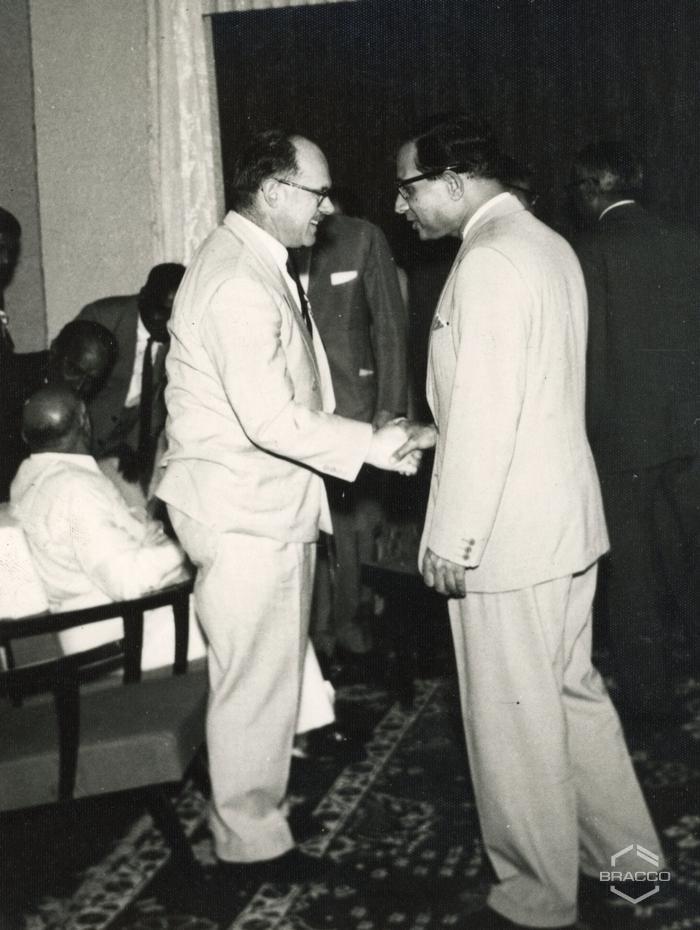 Mr. Smith e il Dr. Khander, direttore del servizio tecnico, Andhra Pradesh, 25 gennaio 1964