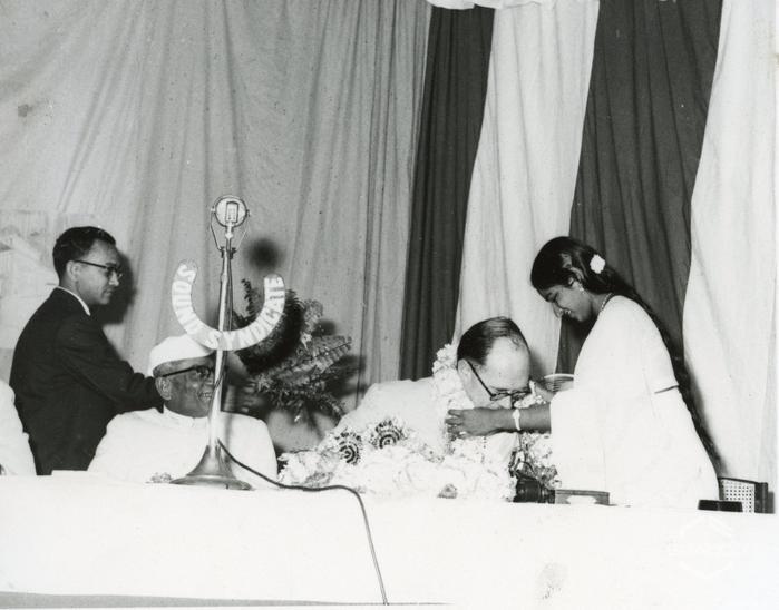 Il Primo Ministro viene inghirlandato, 29 gennaio 1964