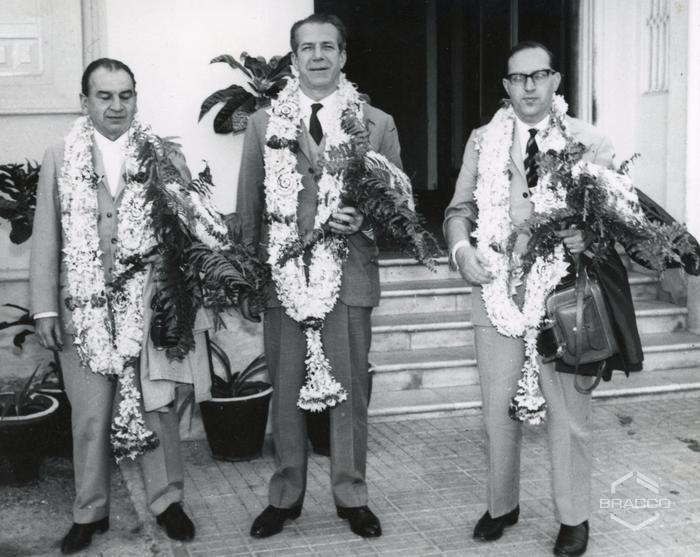 Arrivo al Ritz Hotel di Hyderabad. Da sinistra: Mr. Leclerc, Dr. Bracco E Dr. Felder, con le ghirlande degli ospiti d'onore, al loro arrivo ad Hyderabad, 25 gennaio 1964