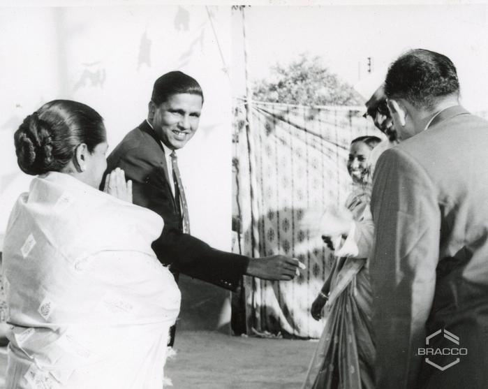 Il dottor DVK Raju presenta la signora Raju al Primo Ministro, 25 gennaio 1964