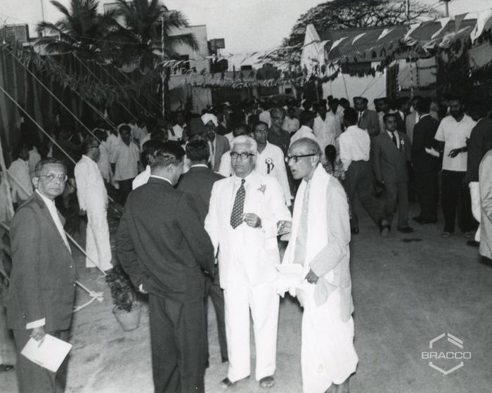 Da sinistra a destra: Sig. Nadkarni (Chemio – Farmaceutico), Dr. D. V. K. Raju, Ramakrishna e Sig. G. Jagannadha Raju, 25 gennaio 1964