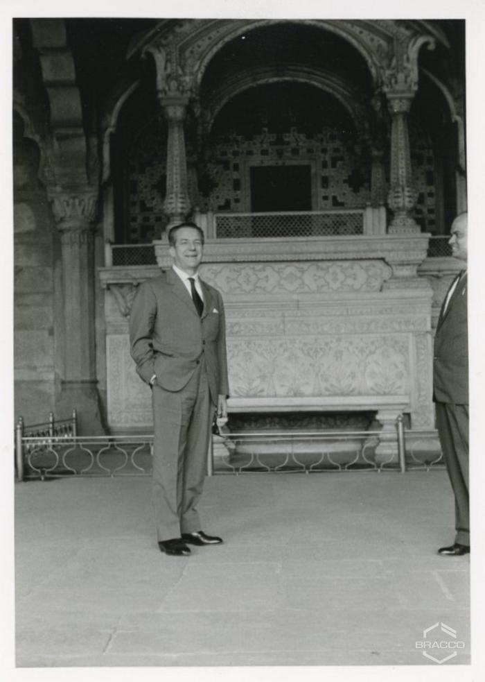 Il dr. Fulvio Bracco durante il suo viaggio in India, 25 gennaio 1964