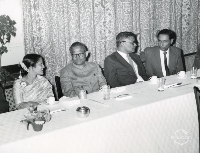 Cena al Seconderabad Club. Da sinistra a destra: Sig.ra Desai, Sig. B.V. Patel, Dr. Jhala (Haffkine Instt.) e Mr. Chatterji (Boots Pure Drug), 28 gennaio 1964