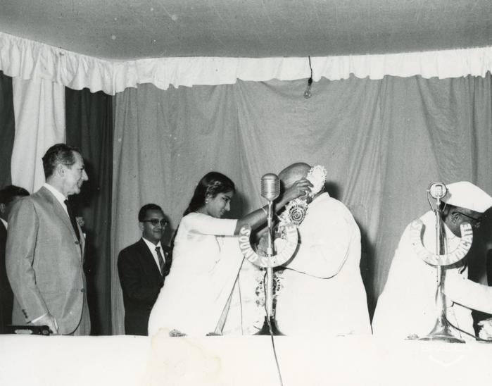 Miss Renuka mentre consegna la ghirlanda al Ministro della Salute, 25 gennaio 1964