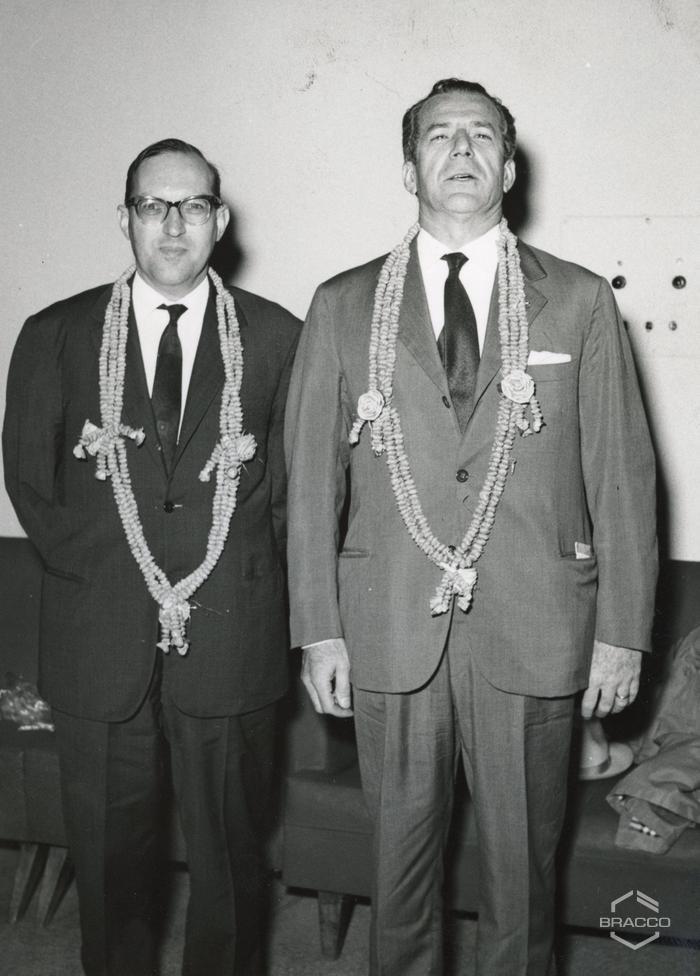 Il dottor Bracco e il dottor Felder vengono inghirlandati, 29 gennaio 1964
