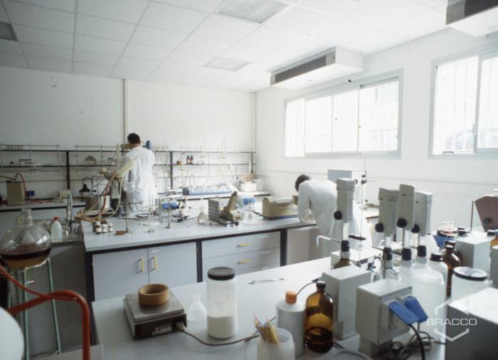 Laboratorio chimico e di ricerca dell'azienda "Fructamine", anni '90