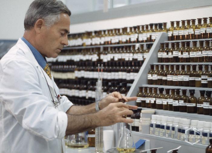 Laboratorio di ricerca e test dell'azienda "Fructamine", anni '90