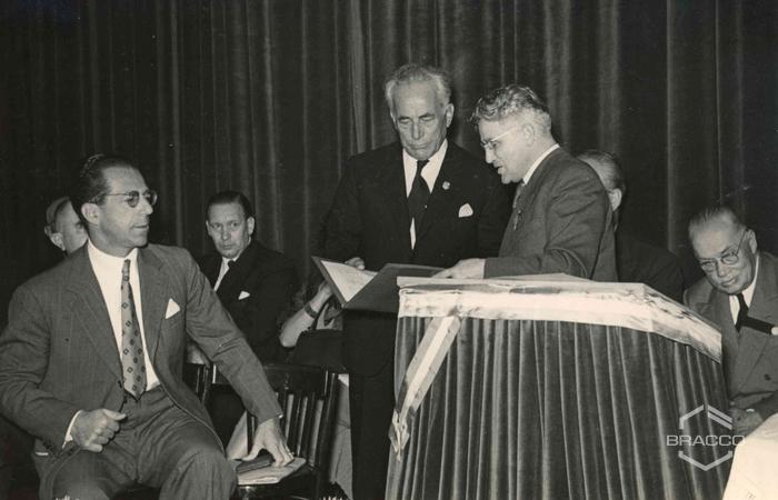 Elio e Fulvio Bracco durante le celebrazioni del 25° anniversario della Bracco già Italmerck di Milano, 1952