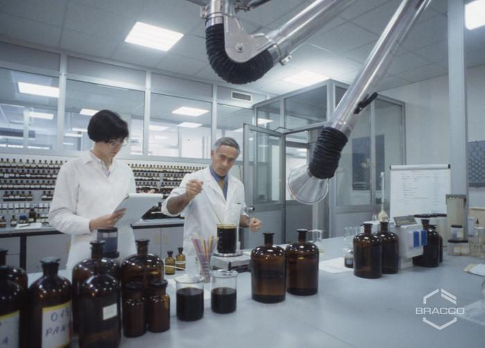 Laboratorio di ricerca e test dell'azienda "Fructamine", anni '90
