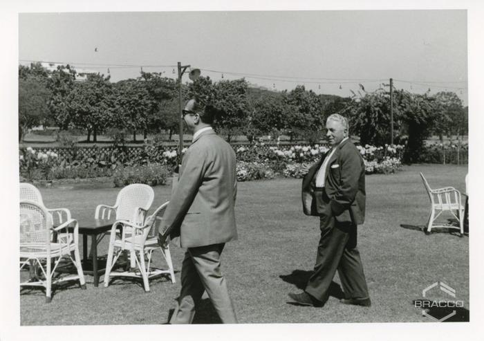Il dr. Fulvio Bracco durante il viaggio in India, gennaio 1964