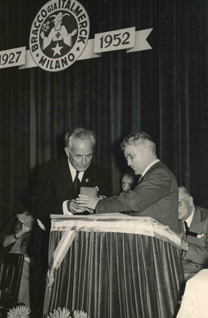 Elio Bracco durante le celebrazioni del 25° anniversario della Bracco già Italmerck di Milano, 1952