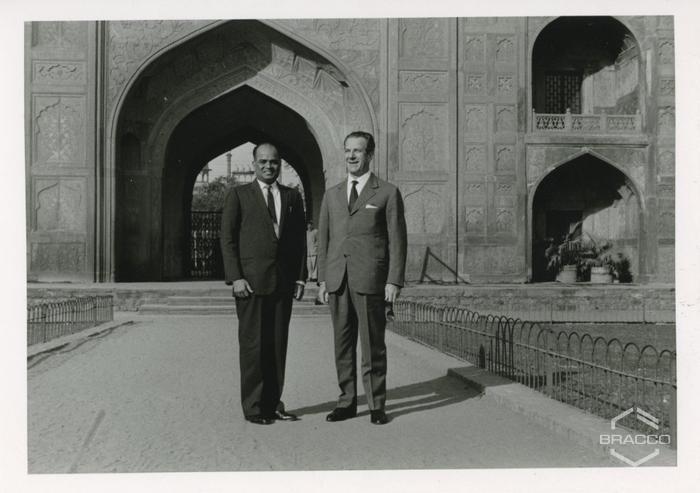 Il dr. Fulvio Bracco durante il viaggio in India, gennaio 1964