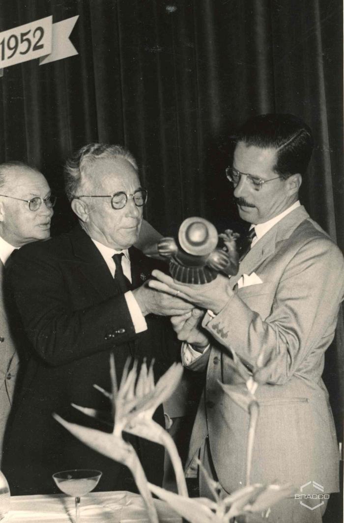 Elio e Tullio Bracco durante le celebrazioni del 25° anniversario della Bracco già Italmerck di Milano, 1952