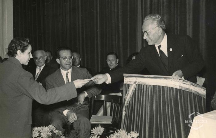 Elio Bracco durante le celebrazioni del 25° anniversario della Bracco già Italmerck di Milano, 1952