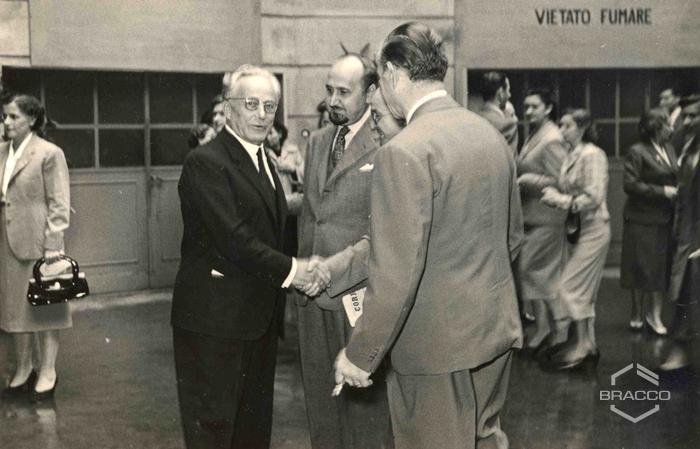 Elio Bracco durante le celebrazioni del 25° anniversario della Bracco già Italmerck di Milano, 1952