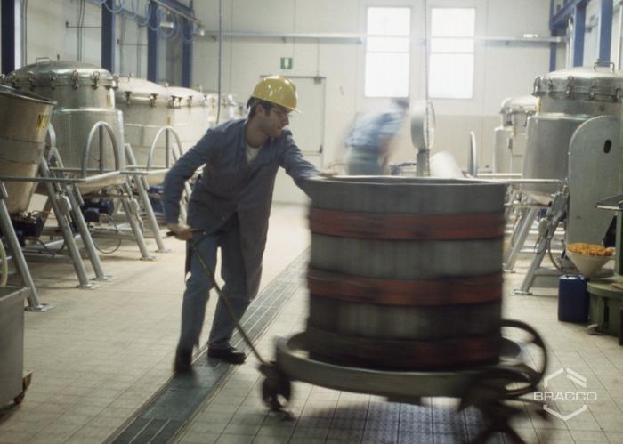 Produzione con il torchio presso lo stabilimento Fructamine, anni '90