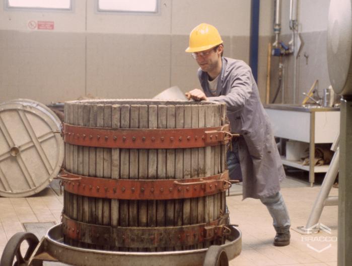 Produzione con il torchio presso lo stabilimento Fructamine, anni '90
