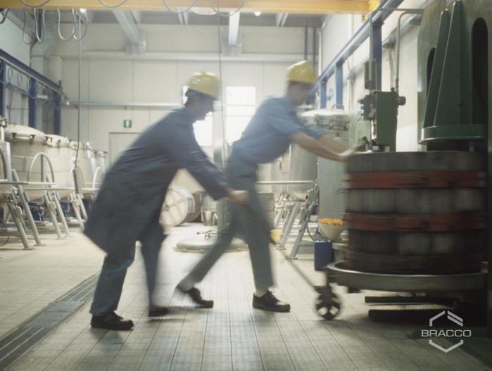Produzione con il torchio presso lo stabilimento Fructamine, anni '90