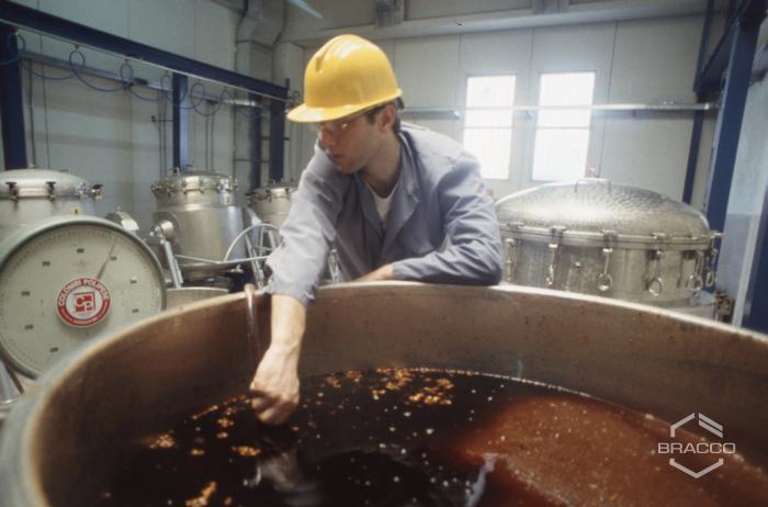 Produzione con il torchio presso lo stabilimento Fructamine, anni '90